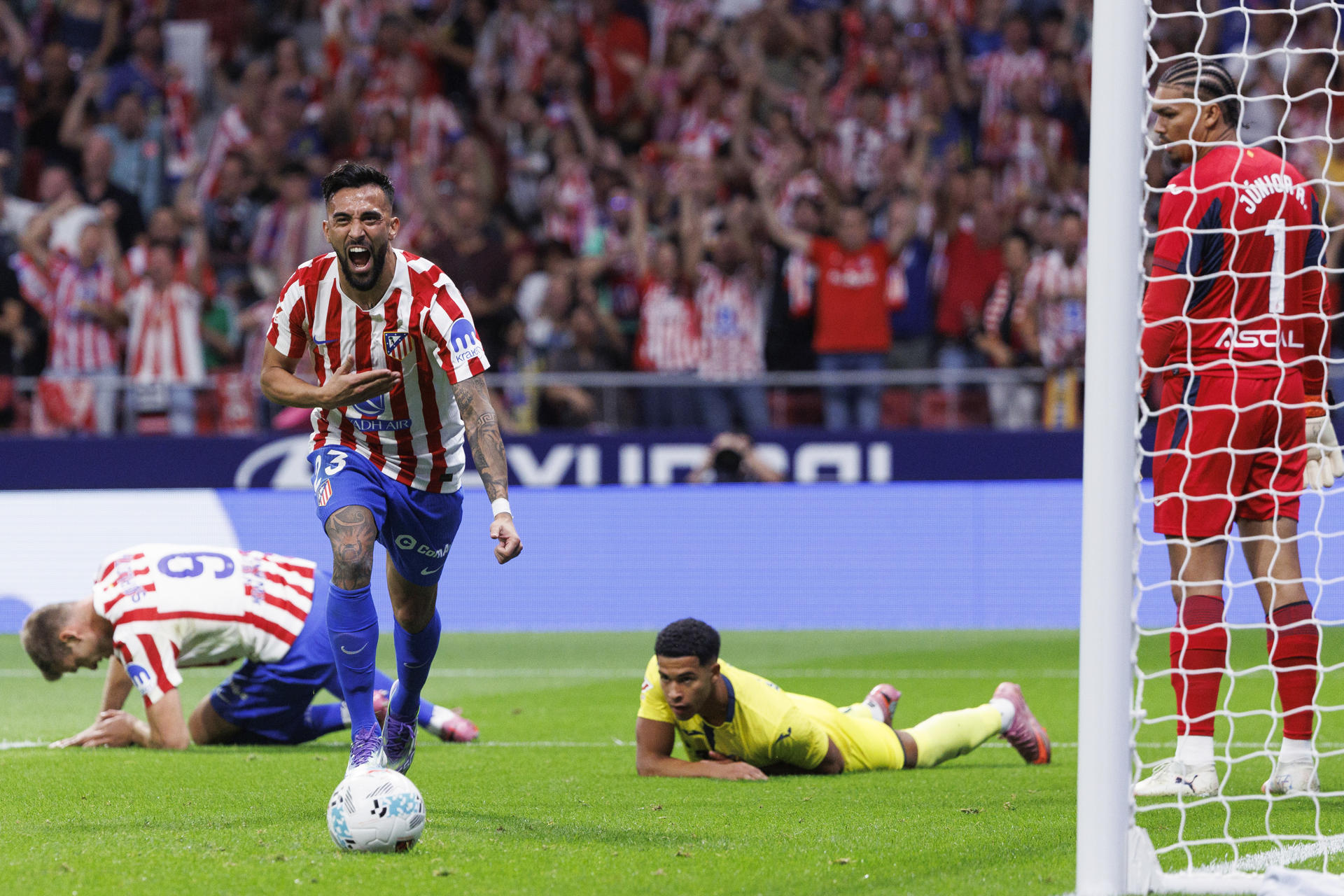 Nico González celebra su gol al Villarreal. EFE/Sergio Pérez