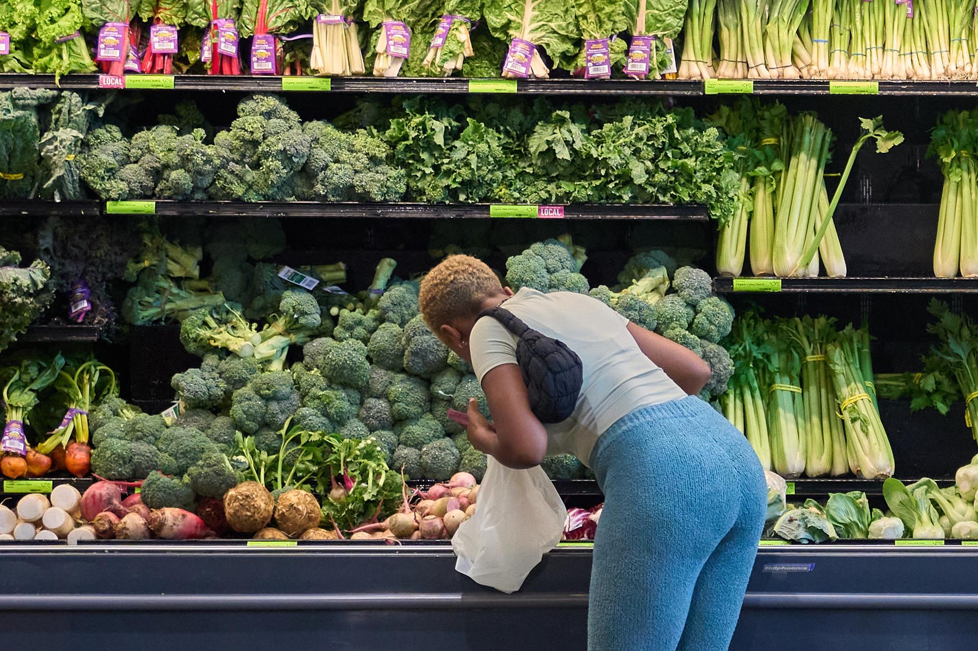 Fotografía de archivo de una persona comprando en una tienda en Los Ángeles (Estados Unidos). EFE/EPA/ALLISON DINNER