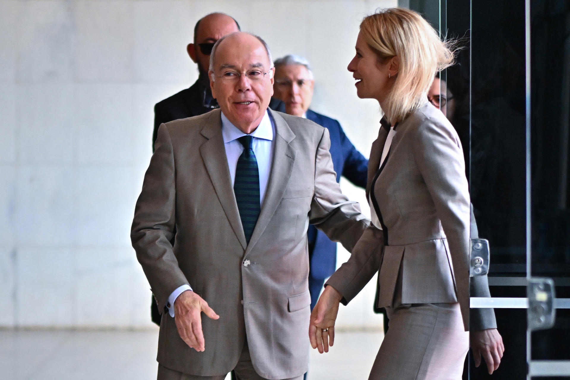 El ministro de Relaciones Exteriores de Brasil, Mauro Vieira, habla con la alta representante de la Unión Europea para Asuntos Exteriores y Seguridad, Kaja Kallas, este viernes en el Palácio del Itamaraty en Brasilia (Brasil). EFE/ Andre Borges
