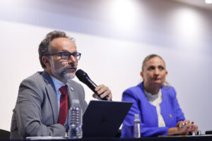 El jefe de la delegación para México y América Central del Comité Internacional de la Cruz Roja, Olivier Dubois (i), habla durante su conferencia ‘Conflictos armados actuales y desafíos del Derecho internacional humanitario’, este viernes en el marco del sexto Congreso Internacional de Derechos Humanitario, realizado en Guadalajara (México). EFE/Francisco Guasco