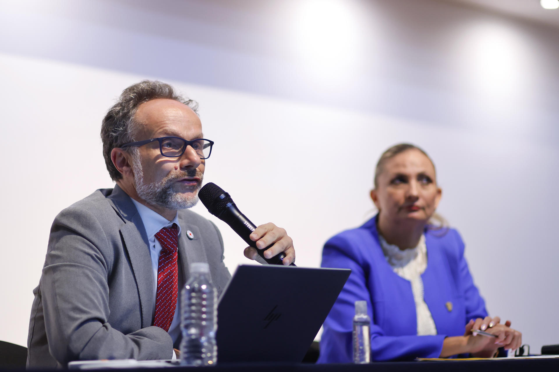 El jefe de la delegación para México y América Central del Comité Internacional de la Cruz Roja, Olivier Dubois (i), habla durante su conferencia ‘Conflictos armados actuales y desafíos del Derecho internacional humanitario’, este viernes en el marco del sexto Congreso Internacional de Derechos Humanitario, realizado en Guadalajara (México). EFE/Francisco Guasco
