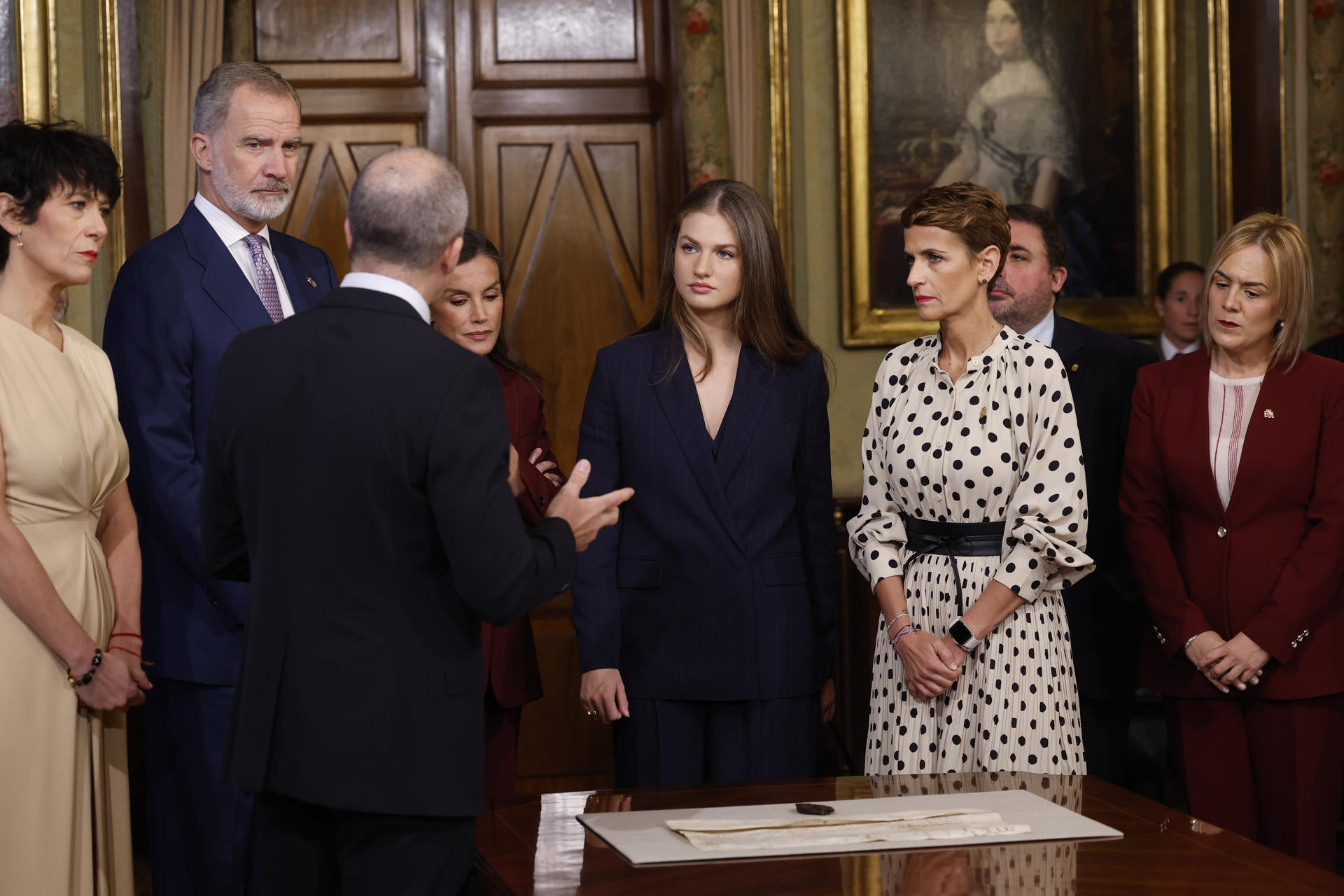 La princesa Leonor (c), junto con el rey Felipe VI (2i), la reina Letizia (3i), la presidenta de Navarra, María Chivite (3d) y la ministra de Inclusión y Seguridad Social, Elma Saiz (i), este viernes en el Palacio de Navarra. EFE/Villar López