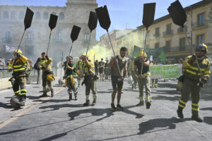 Cerca de un millar de personas se han concentrado este sábado en la plaza de la Regla de León para apoyar la marcha convocada por la Asociación de Trabajadores de Incendios Forestales de Castilla y León (ATIFCYL), que exige un operativo "cien por cien público, profesional y estable" durante todo el año. La movilización, anunciada el pasado 29 de agosto bajo el lema 'La Junta nos quema', ha reunido a ciudadanos afectados o sensibilizados por los incendios que han asolado la región este verano, especialmente en León, la provincia con mayor superficie quemada de toda Castilla y León. EFE/ J. Casares