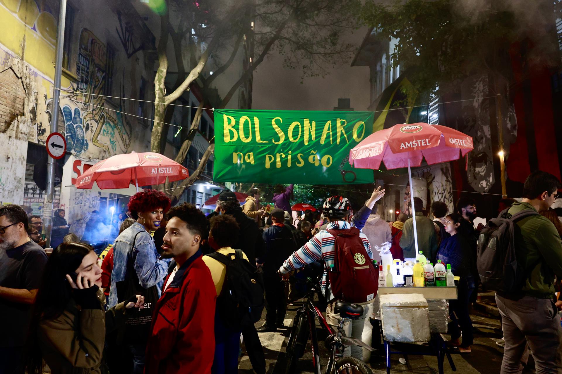 Personas celebran la condena al expresidente de Brasil Jair Bolsonaro este viernes, en una calle del centro de São Paulo (Brasil). EFE/ Sebastiao Moreira
