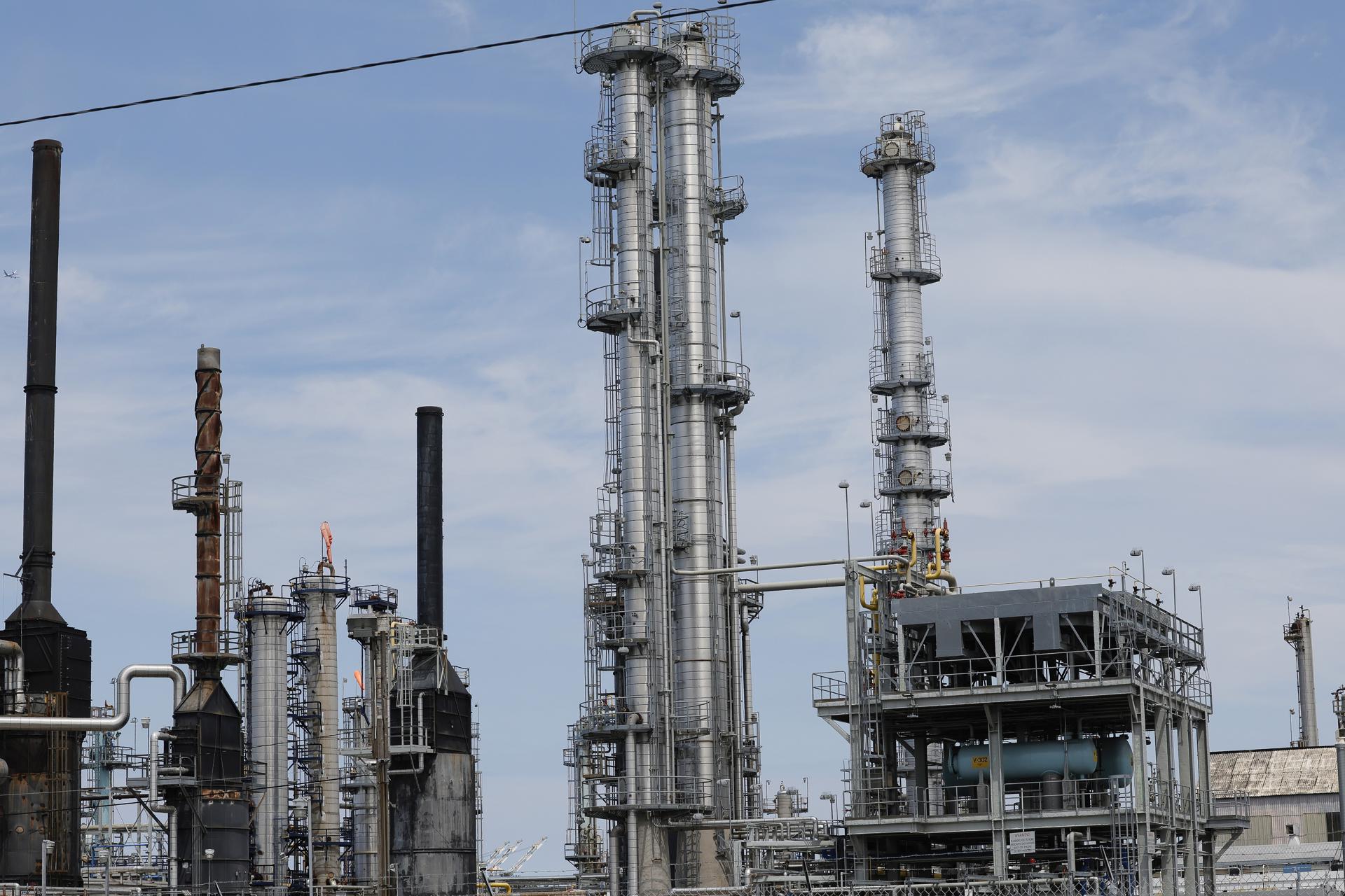 Fotografía de archivo de una refinería de petróleo en EE.UU. EFE/JOHN G. MABANGLO