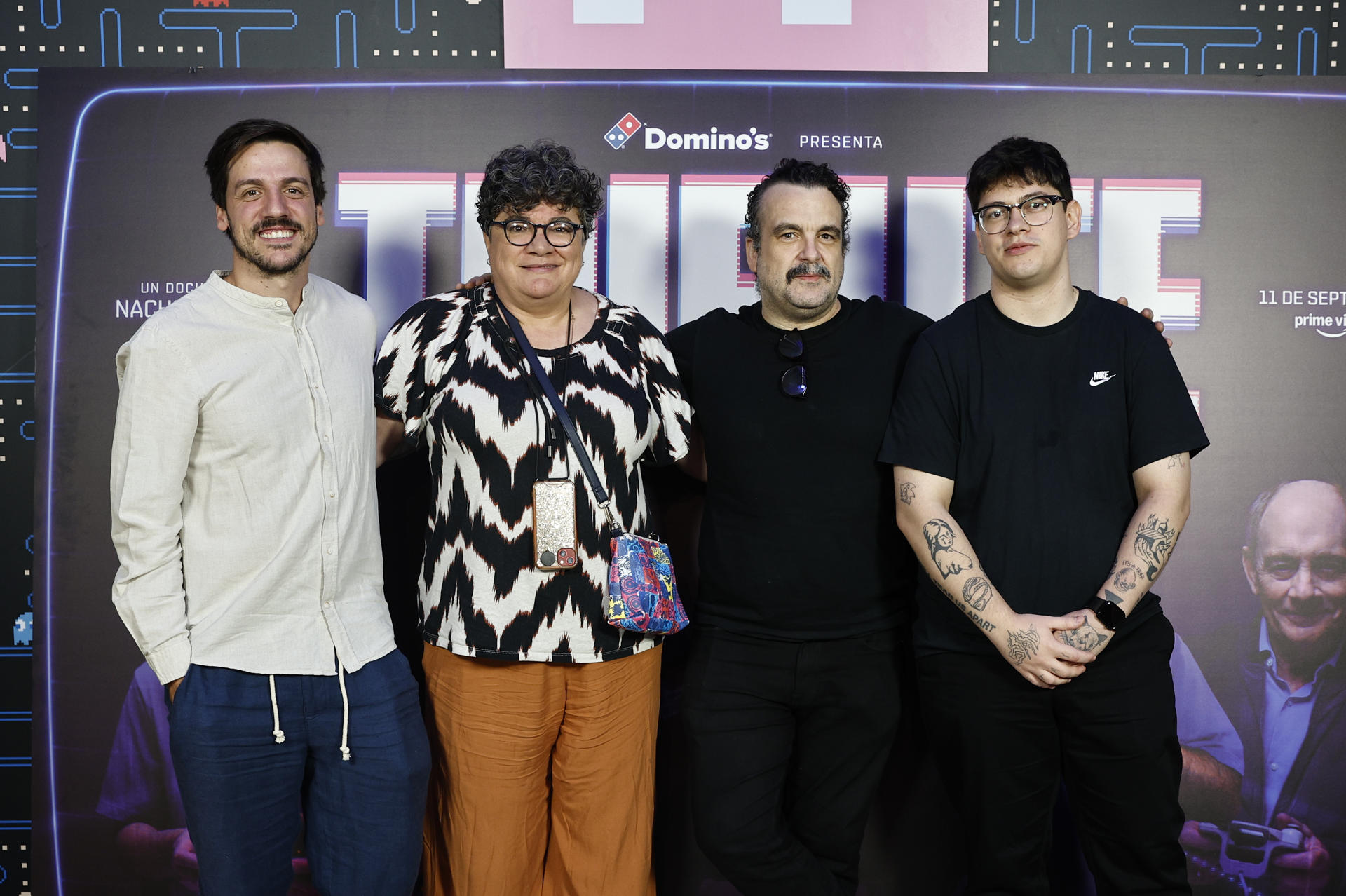 El artista Conrad Roset (i); la directora de publicaciones Sonia Herranz (2i); el guionista Rubén Ajaú (2i); y el director Nacho Vigalondo posan a su llegada a la presentación del documental 'Tribute', sobre el mundo y la historia de los videojuegos. EFE/ Rodrigo Jimenez
