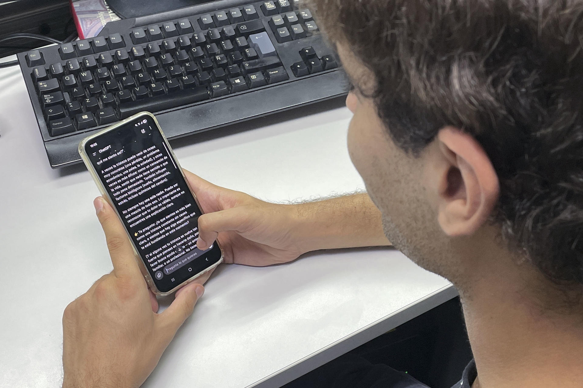 Un joven recurre a herramientas de inteligencia artificial (IA). EFE/ Concepción Domínguez