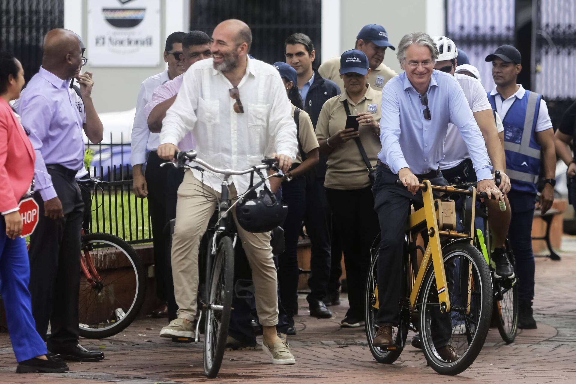 El ministro consejero de la Embajada de España en Panamá, Jorge Peralta (3-i), y el embajador de Países Bajos en Panamá, Sander Cohen (3-d), fueron captados este lunes, 22 de septiembre, al participar de un recorrido en bicicleta por el centro histórico de Ciudad de Panamá, durante la conmemoración del Día Internacional sin Auto, en la capital panameña. EFE/Carlos Lemos
