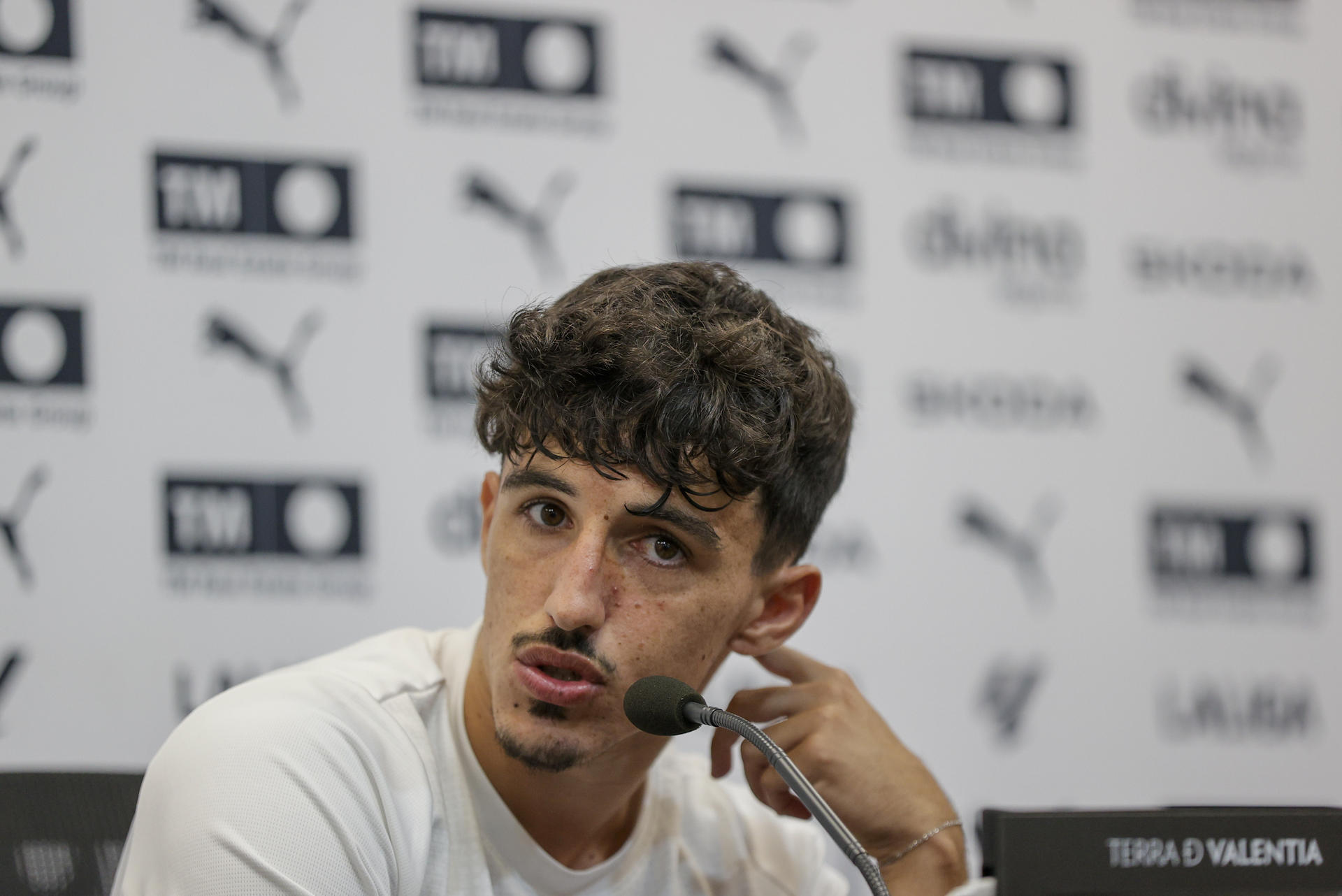 El jugador del Valencia Diego López durante la rueda de prensa ofrecida en la semana en la que el equipo de Mestalla visita al Barcelona. EFE/Manuel Bruque