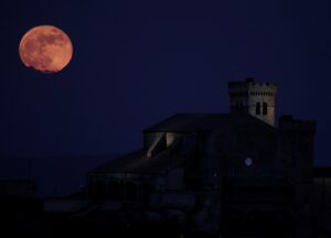 Imagen de archivo de una luna de sangre. EFE/ Jesús Diges