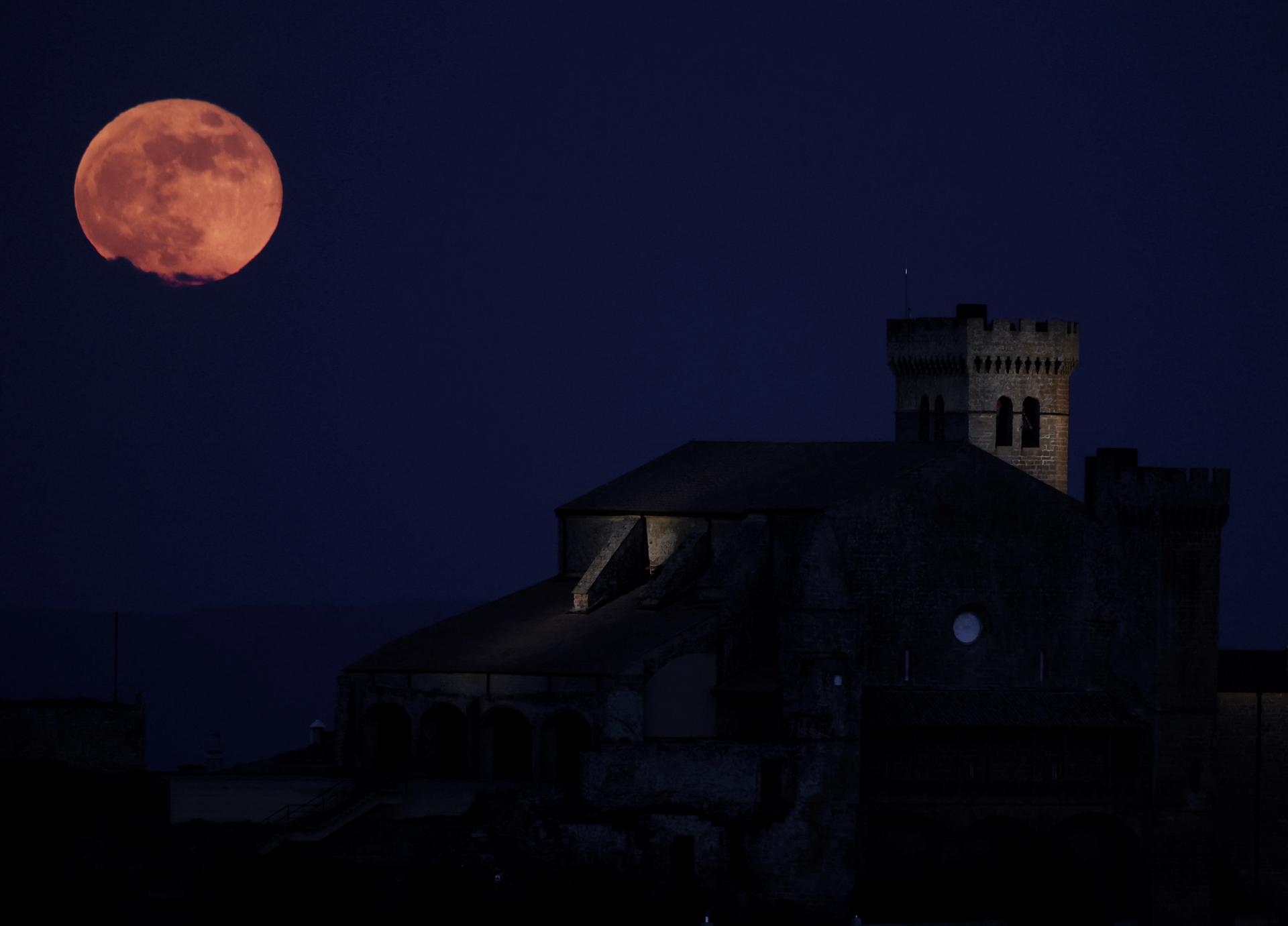 Imagen de archivo de una luna de sangre. EFE/ Jesús Diges