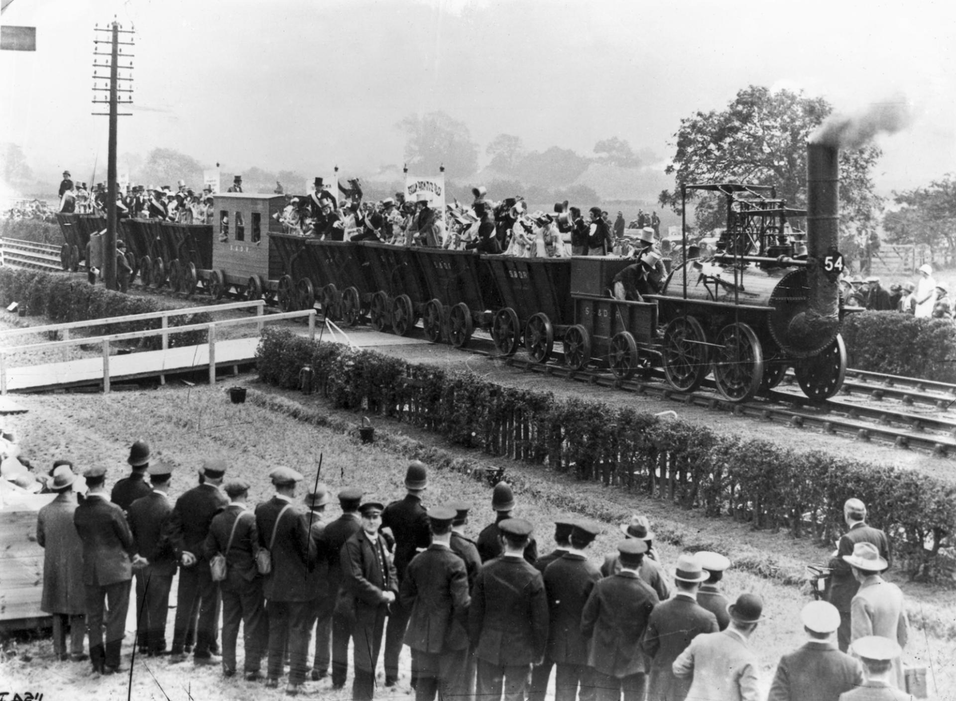 Imagen de archivo de 1925, durante la celebración del primer centenario de la línea ferroviaria Stockton-Darlington. El 27 de septiembre de 1825 se inauguró en el noroeste de Inglaterra la línea ferroviaria Stockton-Darlington, dando lugar al nacimiento del ferrocarril moderno, en un hito que cambió la historia de la humanidad y cuyo legado sigue vigente 200 años más tarde. 
EFE/ British Rail SOLO USO EDITORIAL/SOLO DISPONIBLE PARA ILUSTRAR LA NOTICIA QUE ACOMPAÑA (CRÉDITO OBLIGATORIO)
