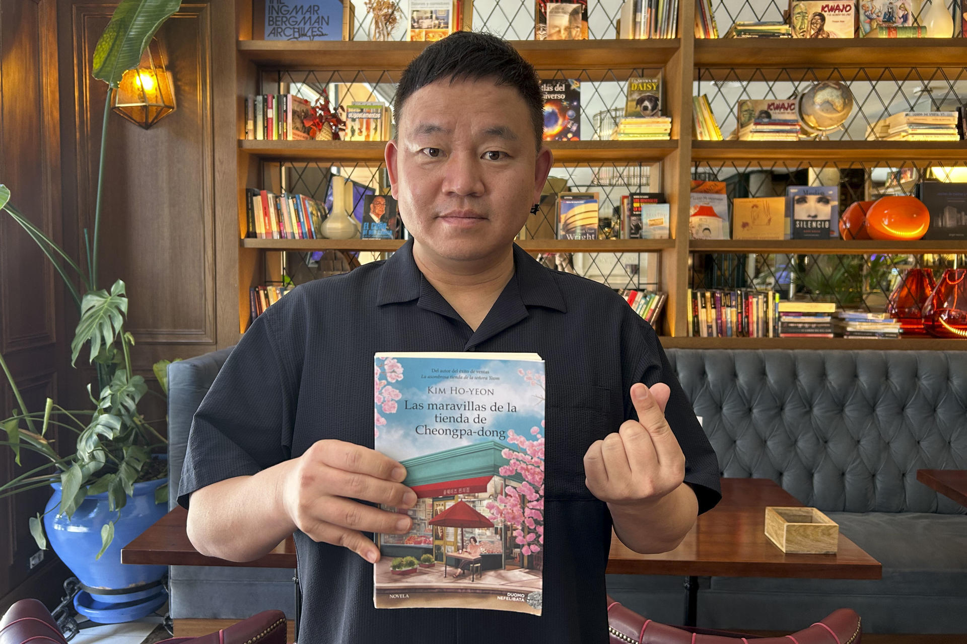 Imagen de archivo del mes de julio del escritor surcoreano Kim Ho-yeon presentando en España 'Las maravillas de la tienda de Cheongpa-dong' (Doumo Ediciones), una novela con más de dos millones de ejemplares vendidos en Corea del Sur desde su publicación en 2022. EFE/Sonia González Balibrea