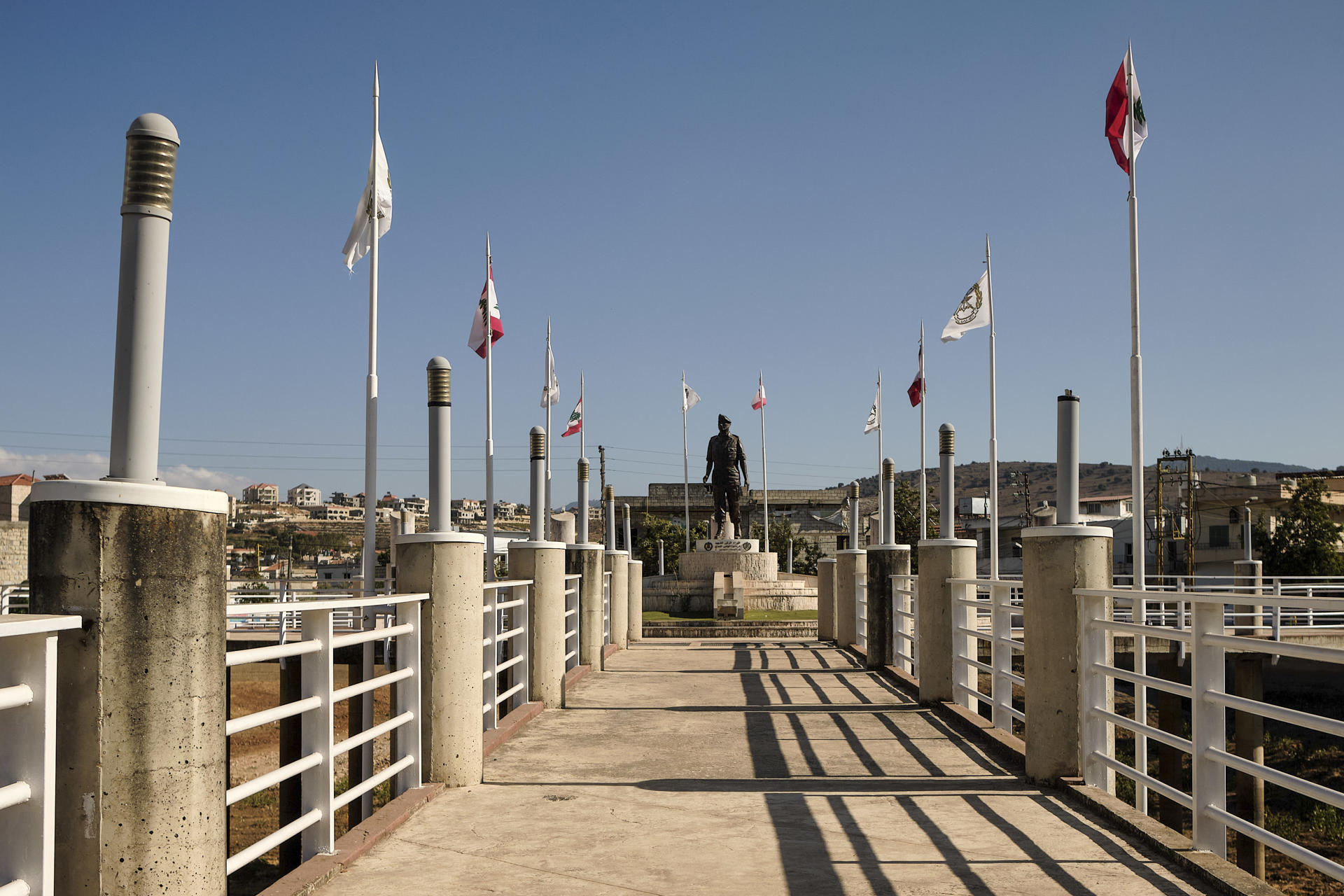 Estatua en honor al ejército libanés en el centro del pueblo de Rmeish, en el sur de Líbano. Los vecinos de Rmeish se negaron a evacuar junto al resto de localidades de la zona y quedaron aislados entre constantes bombardeos y una invasión terrestre. 
EFE/Edgar Gutiérrez
