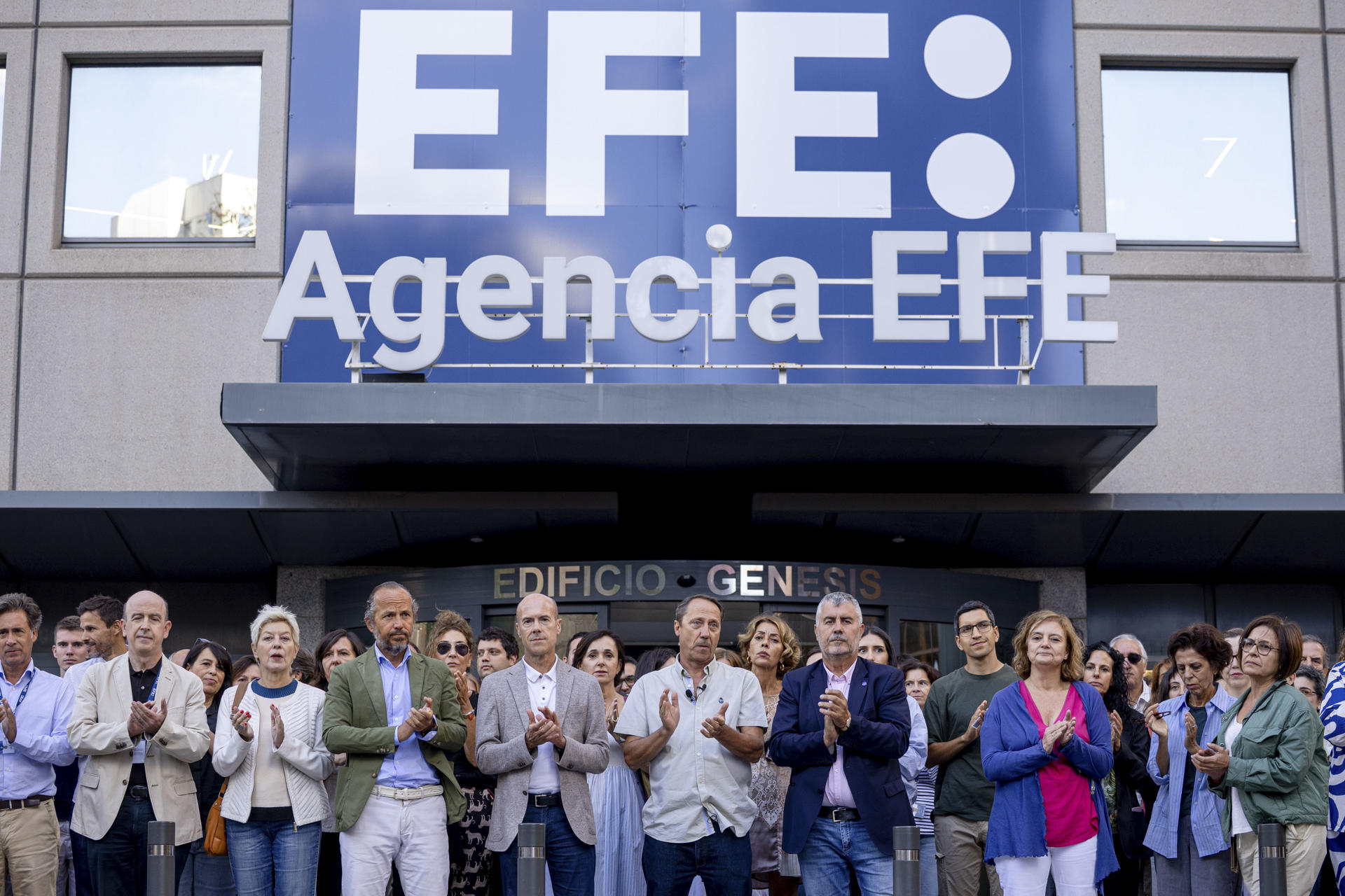 El presidente de la Agencia EFE, Miguel Angel Oliver (5d), junto al presidente de Reporteros Sin Fronteras España, Alfonso Bauluz (6d), durante el minuto de silencio que los trabajadores han secundado este lunes al mediodía, en la entrada de la sede de la Agencia EFE en Madrid. Más de 200 medios de comunicación de 50 países, decenas en España, se suman este lunes a la movilización global, impulsada por Reporteros Sin Fronteras (RSF), para denunciar "la masacre deliberada de periodistas en Gaza" y exigir el acceso sin restricciones de la prensa extranjera a la Franja. EFE/Daniel González