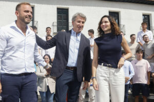 Imagen de archivo (05/09/2025) del líder del PP, Alberto Núñez Feijóo (c), junto a la presidenta del PP regional y de la Comunidad de Madrid, Isabel Díaz Ayuso, y al alcalde de Arganda del Rey, Alberto Escolano (i), durante el acto de inicio del curso político del PP de Madrid. EFE/ J.P. Gandul