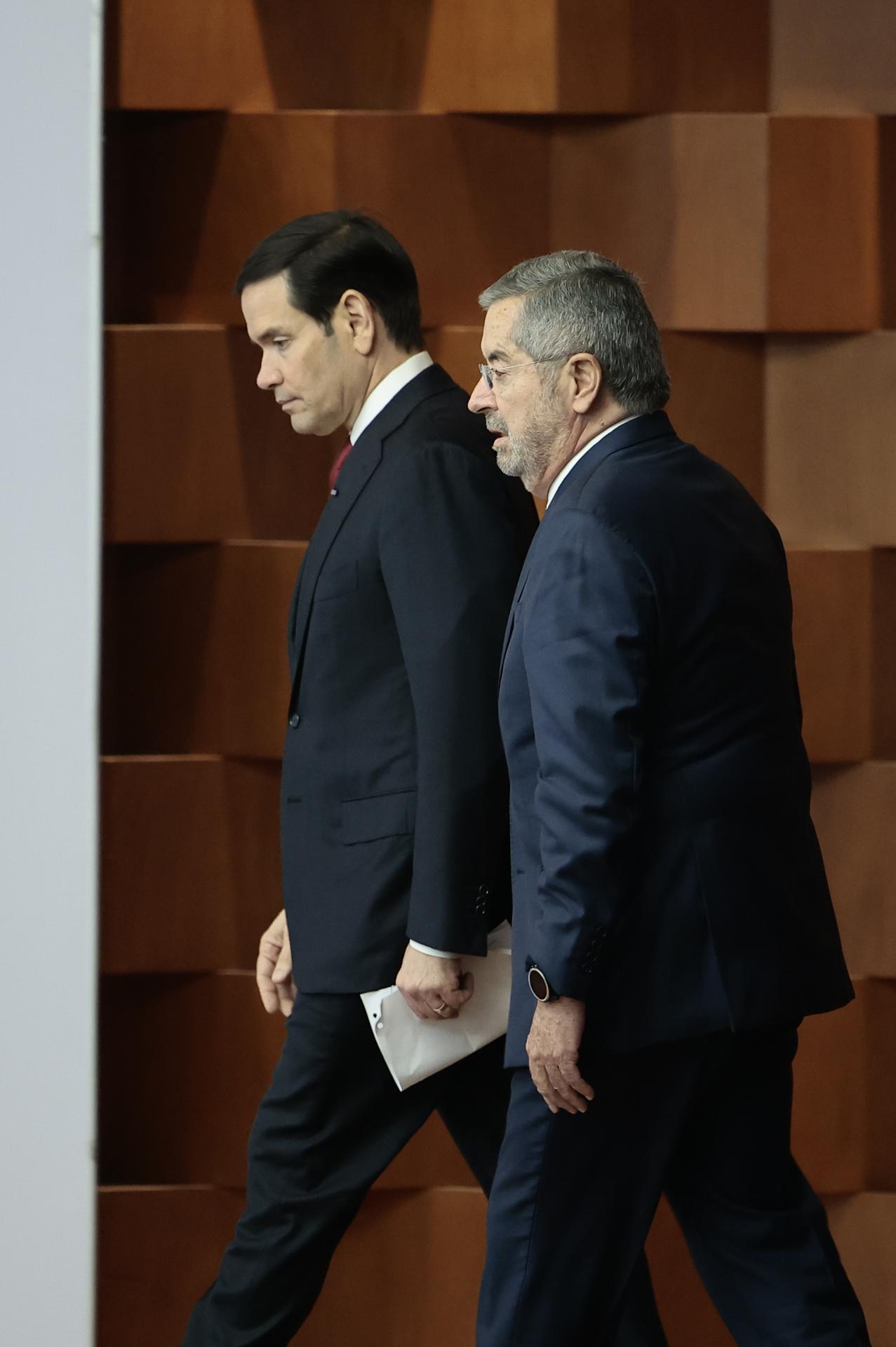 El secretario de Relaciones Exteriores, Juan Ramón de la Fuente (d) camina junto a el secretario de Estado de Estados Unidos, Marco Rubio (i), a su llegada a una rueda de prensa conjunta en la Cancillería de México este miércoles, en la Ciudad de México (México). EFE/Sáshenka Gutiérrez