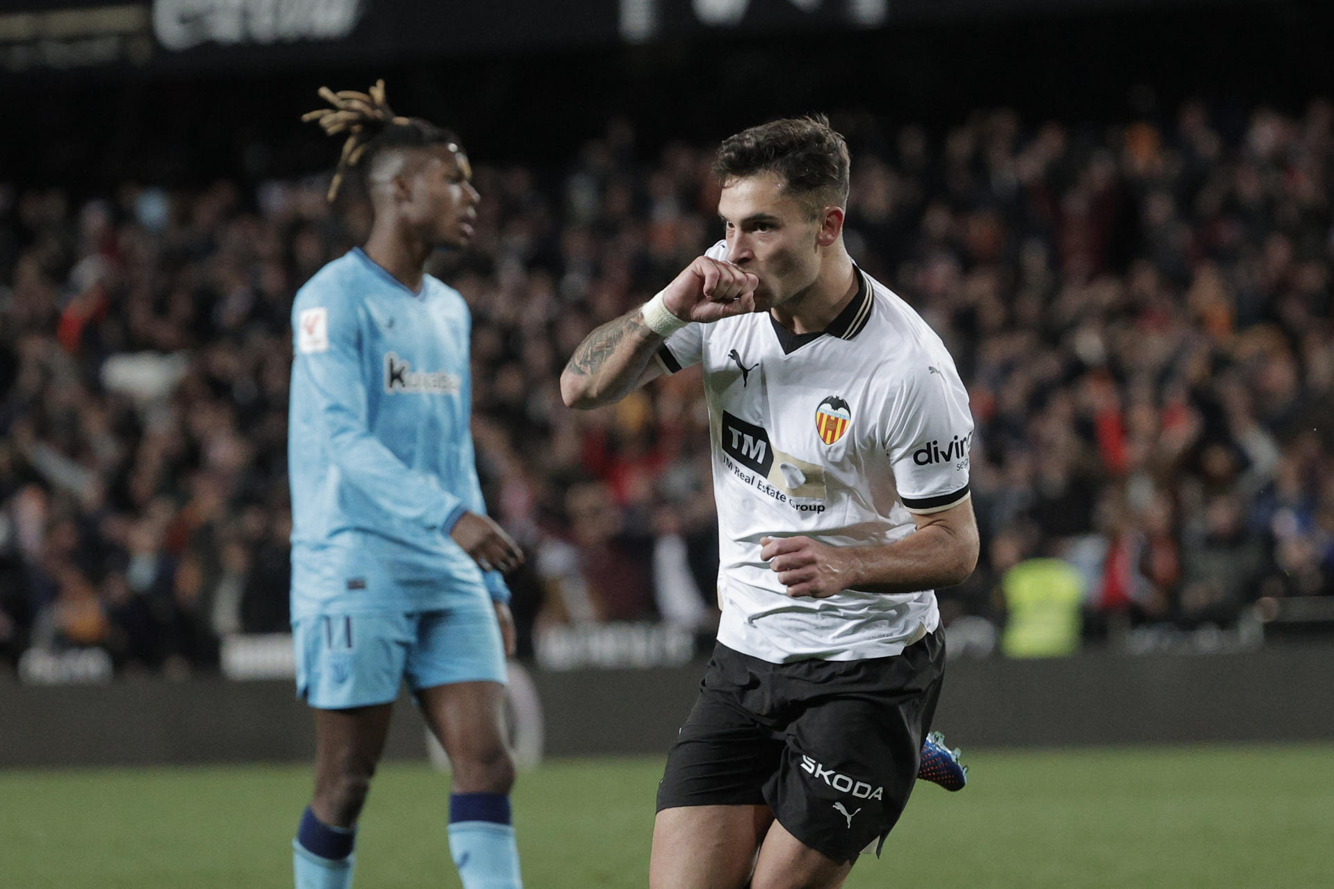El delantero del Valencia, Hugo Duro, celebra un gol contra el Athletic, en Mestalla. EFE / Manuel Bruque.