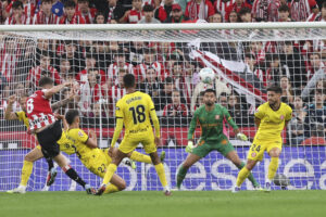 El centrocampista del Athletic Oihan Sancet (i) lanza a portería durante el partido de la jornada 6 de LaLiga EA Sports entre el Athletic Club y el Girona, este martes en el estadio de San Mamés en Bilbao.- EFE/Luis Tejido