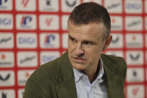 El presidente del Athletic de Bilbao Jon Uriarte en rueda de prensa donde trataron del caso Laporte, la Liga de Campeones entre otros temas del actualidad del club bilbaíno. EFE/Luis Tejido