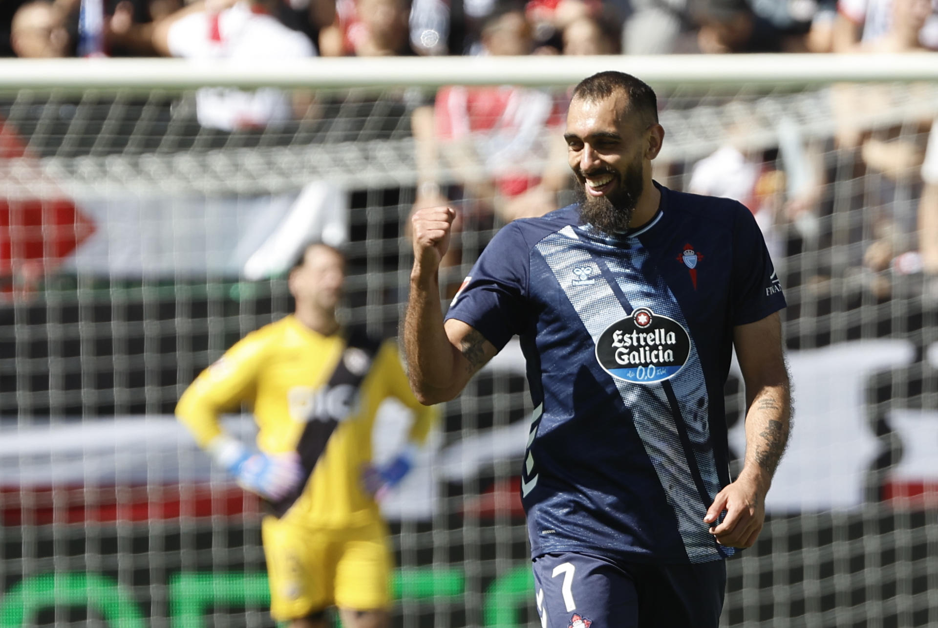 El delantero del Celta de Vigo, Borja Iglesias, celebra tras marcar el 0-1 durante el partido de LaLiga que su equipo disputa contra el Rayo Vallecano en el estadio de Vallecas, Madrid, este domingo. EFE/ Sergio Pérez