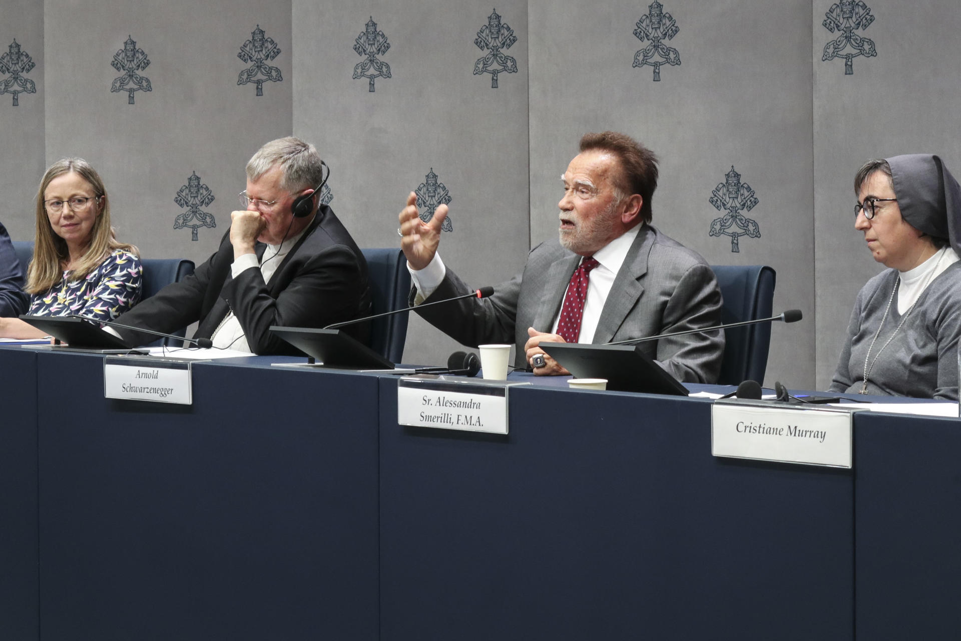 El actor, político y activista estadounidense Arnold Schwarzenegger, en una rueda de prensa este martes con motivo de la presentación en el Vaticano de la conferencia internacional "Raising Hope for Climate Justice" ("Brindando esperanza por la justicia climática"), organizada por el movimiento 'Laudato Si'. EFE/Daniel Cáceres

