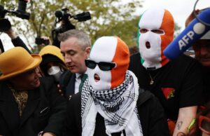 El cantante del grupo de rap irlandés Kneecap, Liam Óg Ó Hannaidh, llega al tribunal de Woolwich (sureste de Londres) tras ser acusado de terrorismo por exhibir durante un concierto una bandera de la organización Hizbulá.EFE/EPA/Andy Rain