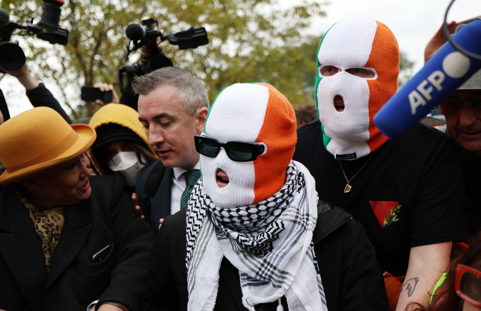 El cantante del grupo de rap irlandés Kneecap, Liam Óg Ó Hannaidh, llega al tribunal de Woolwich (sureste de Londres) tras ser acusado de terrorismo por exhibir durante un concierto una bandera de la organización Hizbulá.EFE/EPA/Andy Rain