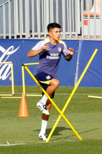 El delantero del Atlético de Madrid Thiago Almada, en el Centro Deportivo Majadahonda en foto de archivo de J.P. Gandul. EFE