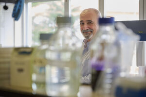 El catedrático de Microbiología de la Universidad de Navarra, Ignacio López-Goñi, autor del libro 'Microbiota y salud mental', posa durante una entrevista con EFE. EFE/Iñaki Porto