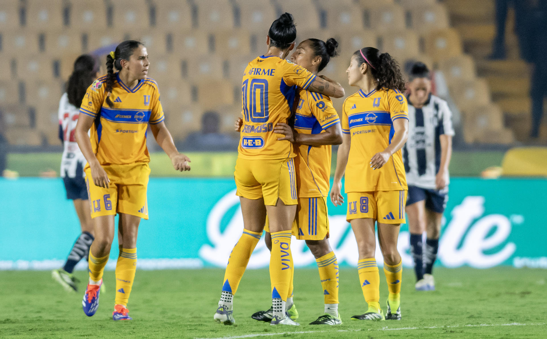Jugadoras de Tigres festejan un gol en un partido de la Liga Femenil MX ante Rayadas en el Estadio Universitario, en Monterrey (México). EFE/Miguel Sierra
