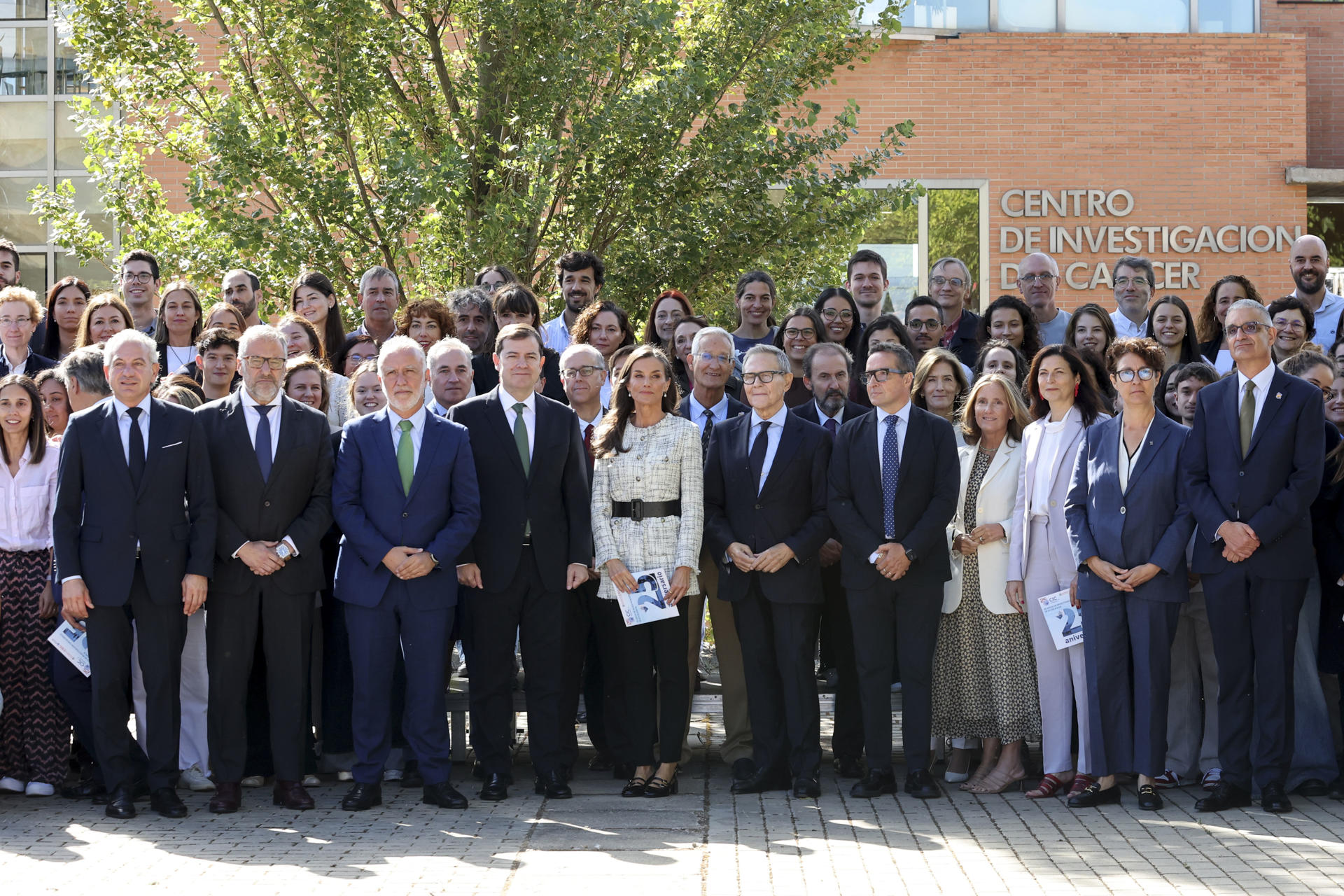 La reina Letizia acompañada por el ministro de Política Territorial y Memoria Democrática, Ángel Víctor Torres (3i), y el presidente de la Junta de Castilla y León, Alfonso Fernández Mañueco (4i), visita el Centro de Investigación del Cáncer en Salamanca, como parte de los actos organizados en Salamanca para conmemorar el Día Mundial de Investigación del Cáncer. EFE/ JM. Garcia