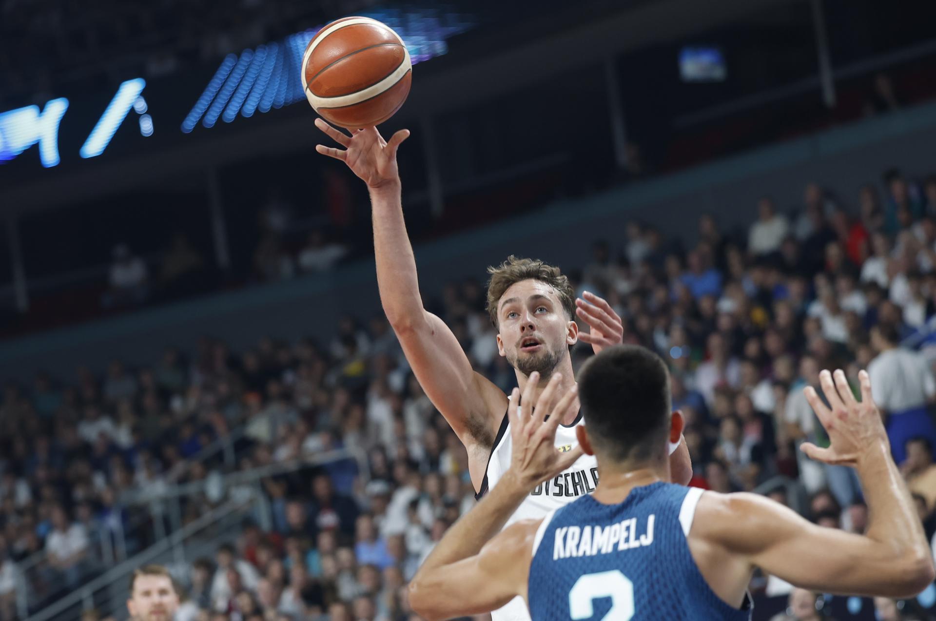 Alemania logró clasificarse para las semifinales del Eurobasket, donde se enfrentará a Finlandia, derrotando en un vertiginoso duelo a la Eslovenia de Luka Doncic (99-91). EFE/EPA/TOMS KALNINS
