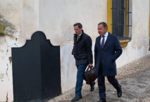 Imagen de archivo del presidente del PP de Sevilla y delegado de la Junta en esta provincia, Ricardo Sánchez (d), en una imagen de archivo a su llegada a los juzgados. EFE/Juan Chicano