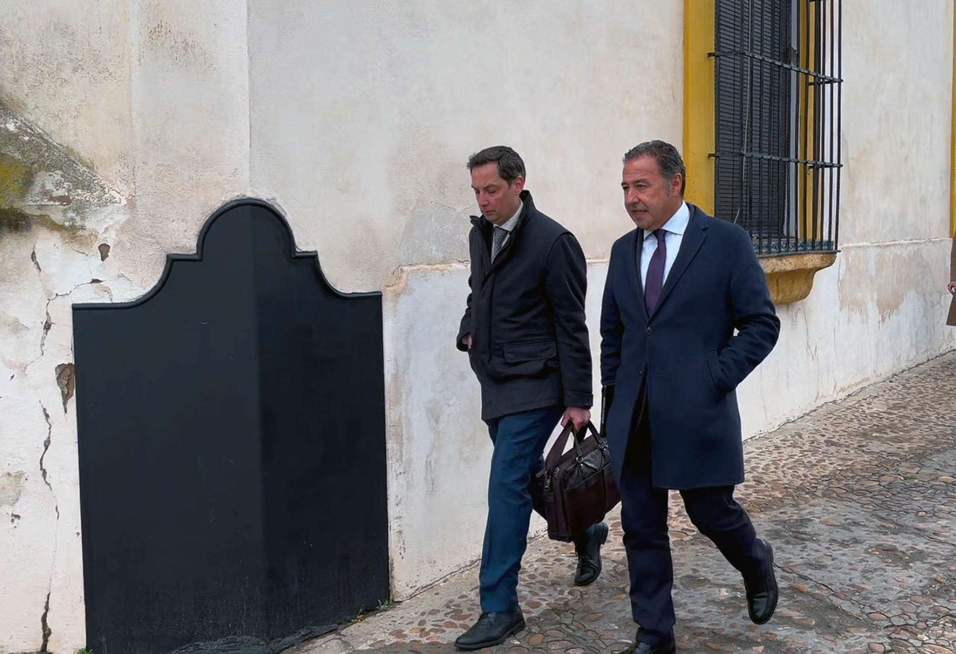 Imagen de archivo del presidente del PP de Sevilla y delegado de la Junta en esta provincia, Ricardo Sánchez (d), en una imagen de archivo a su llegada a los juzgados. EFE/Juan Chicano
