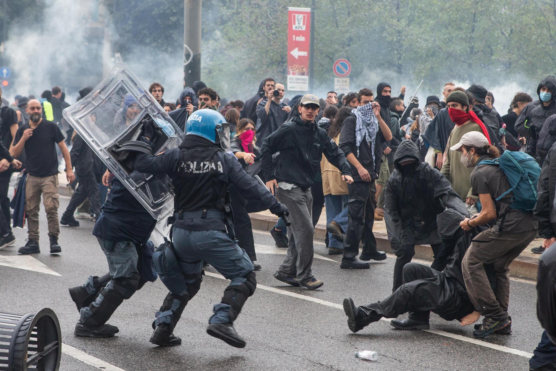 Milan (Italia), 22/09/2025.- Un total de 60 agentes del orden han resultado heridos y unas 18 personas fueron detenidas tras los disturbios ocurridos en las manifestaciones celebradas este lunes en varias ciudades italianas en protesta contra la ofensiva militar israelí en Gaza.EFE/EPA/DAVIDE CANELLA