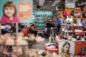 Fotografía de archivo de personas comprando en una tienda en São Paulo (Brasil). EFE/ Isaac Fontana