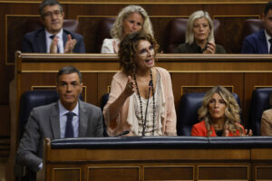 La vicepresidenta primera y ministra de Hacienda María Jesús Montero (c), interviene este miércoles, durante la primera sesión de control del nuevo período de sesiones en el Congreso de los Diputados en Madrid. EFE/ J.J. Guillén