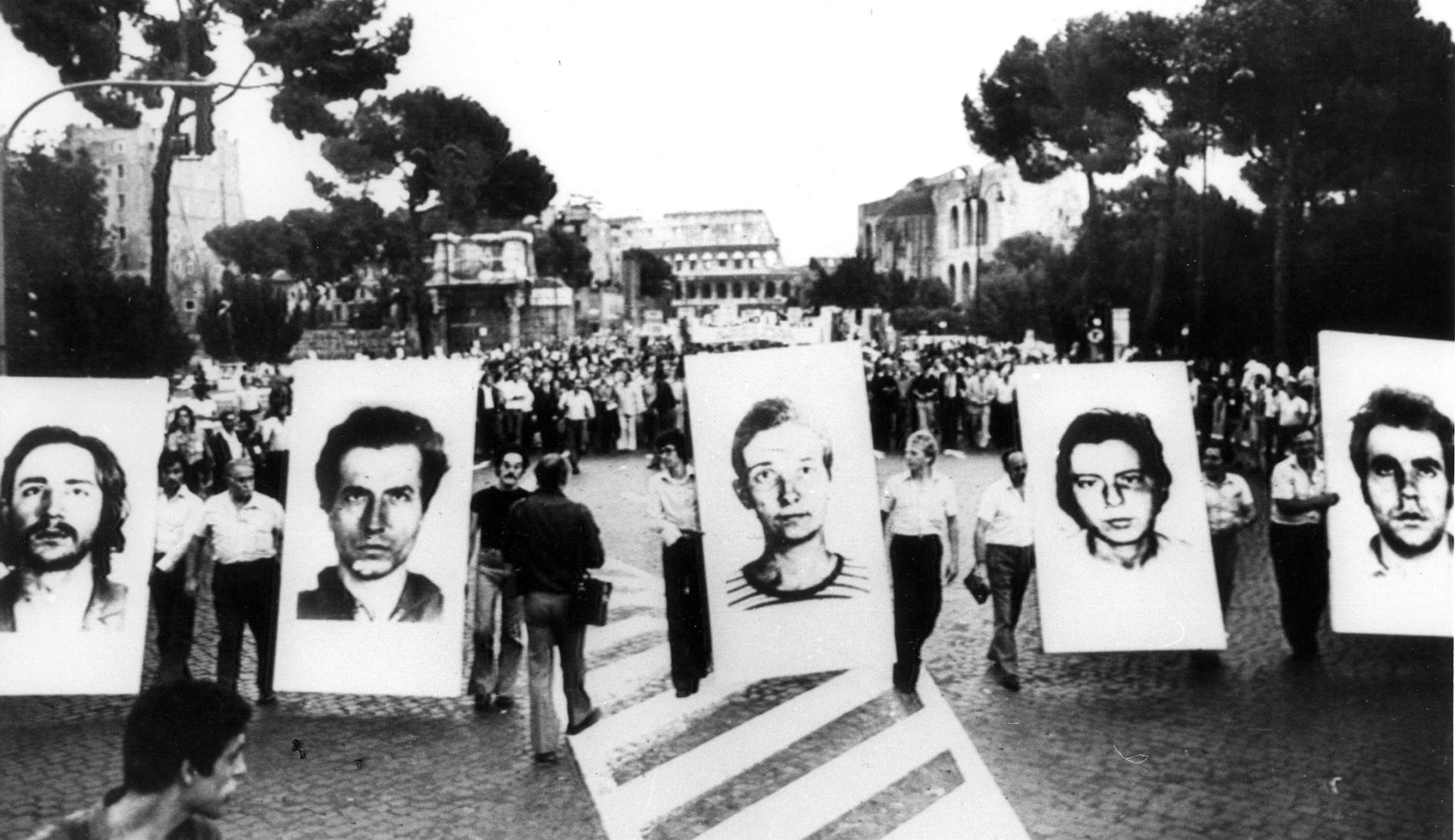 Imagen de archivo de una manifestación contra las sentencias a muerte impuestas a los miembros del FRAP y ETA,  Paredes Manot, Baena Alonso, García Sanz, Sánchez Bravo y Otaegui Echevarría. EFE.
