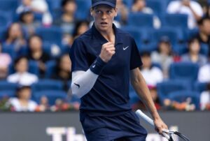 El tenista italiano Jannik Sinner durante el partido contra el australiano Alex de Minaur en el Abierto de China, Pekin. EFE/EPA/JESSICA LEE