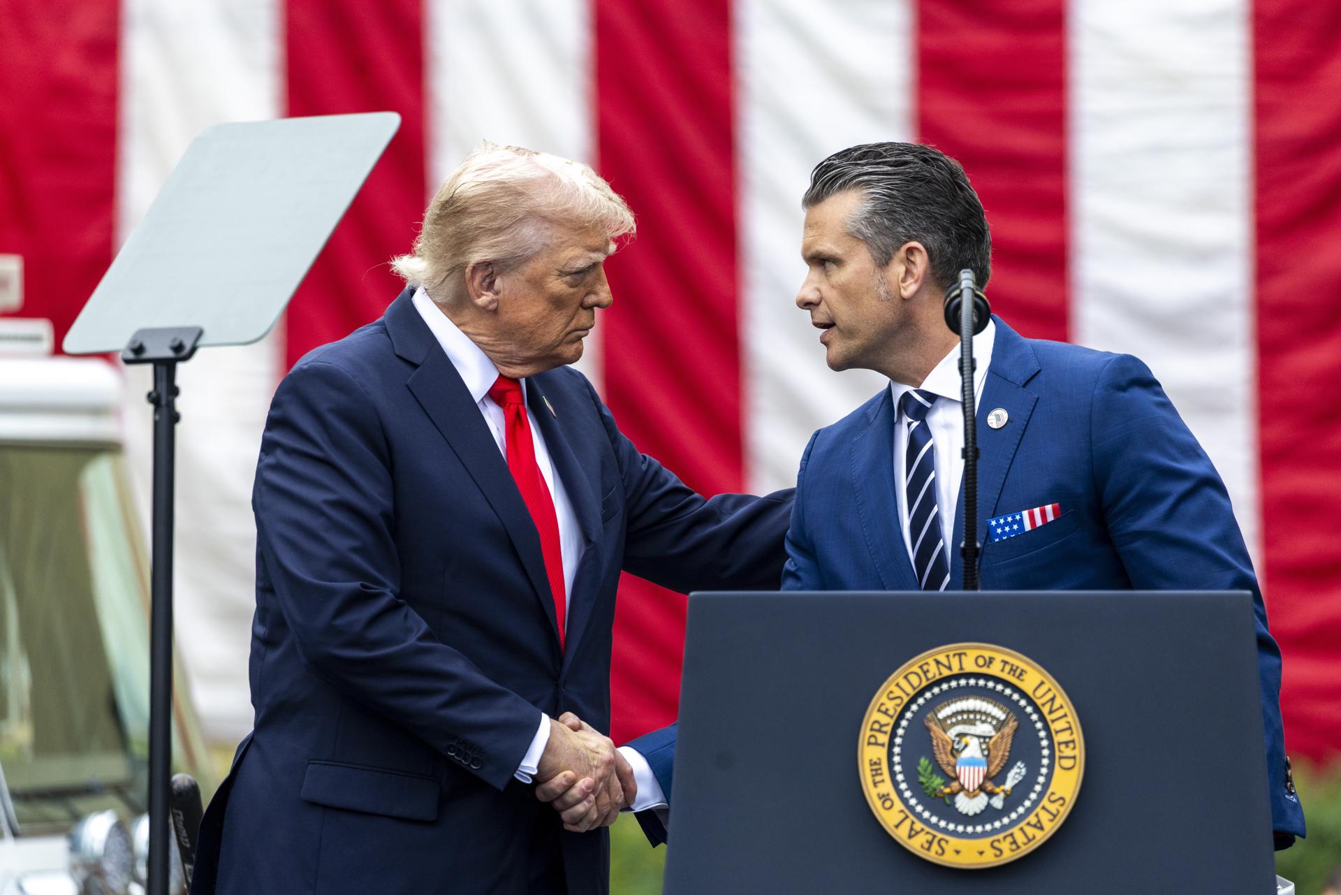 Foto de archivo del secretario de Guerra, Pete Hegseth, y del presidente de Estados Unidos, Donald J. Trump. EFE/SHAWN THEW
