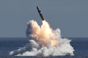 Un misil Trident II D5 Life Extension (D5LE) desarmado es lanzado desde un submarino de misiles balísticos (SSBN) clase Ohio, frente a la costa de Florida (EE.UU) el 17 de septiembre. EFE/Shelby Thompson/Marina EEUU /SOLO USO EDITORIAL /NO VENTAS /SOLO DISPONIBLE PARA ILUSTRAR LA NOTICIA QUE ACOMPAÑA /CRÉDITO OBLIGATORIO