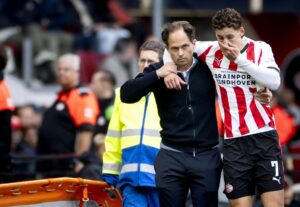 El delantero del PSV neerlandés Ruben van Bommel, hijo del exfutbolista del Barcelona Mark van Bommel, se retira del partido de este domingo entre su equipo y el Ajax Amsterdam. Su club informó este lunes de que sufre una grave lesión de rodilla que le obliga a decir adiós al resto de la temporada. EFE/ Koen van Weel