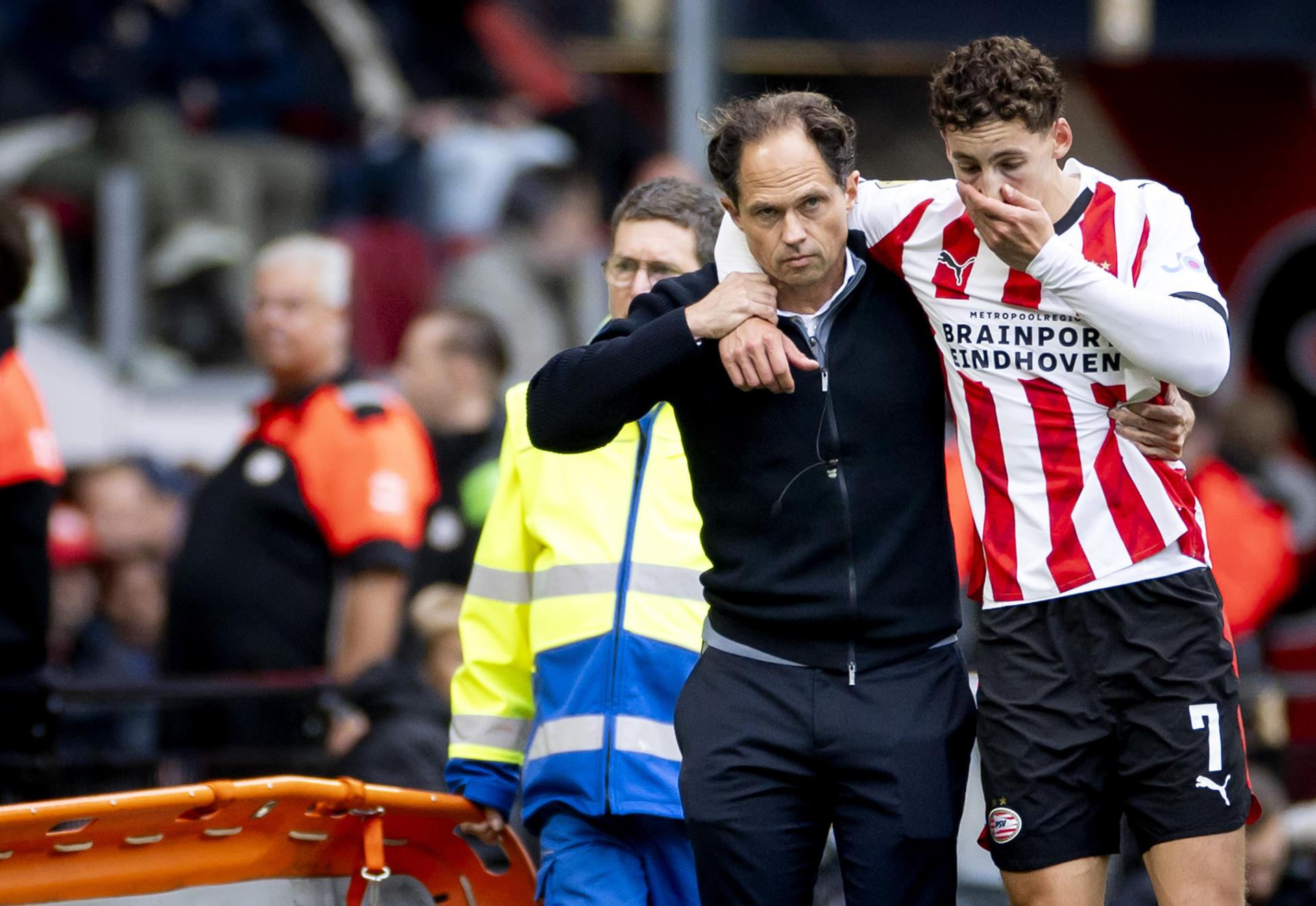 El delantero del PSV neerlandés Ruben van Bommel, hijo del exfutbolista del Barcelona Mark van Bommel, se retira del partido de este domingo entre su equipo y el Ajax Amsterdam. Su club informó este lunes de que sufre una grave lesión de rodilla que le obliga a decir adiós al resto de la temporada. EFE/ Koen van Weel