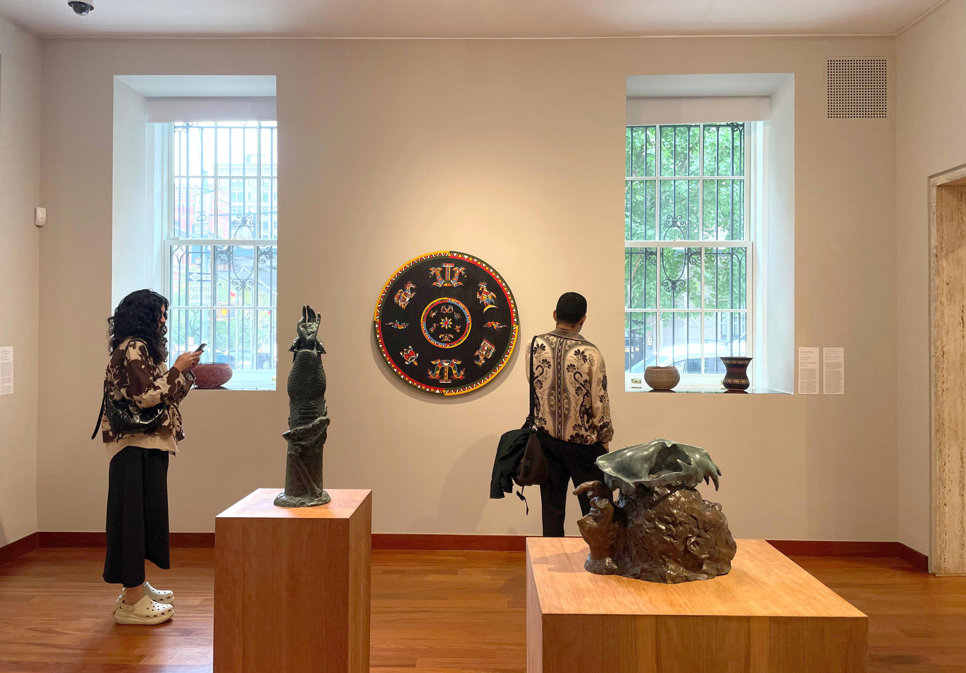 Personas observan la obra 'Maluana' (2025) de la Surinamesa Lola Ankarapi en la exposición 'Amazonia Açu' este miércoles, en la sede de la Americas Society en Nueva York (Estados Unidos). EFE/Alicia Sánchez
