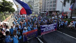 Miles de personas se manifiestan en Manila en contra de la corrupción.
EFE/EPA/FRANCIS R. MALASIG