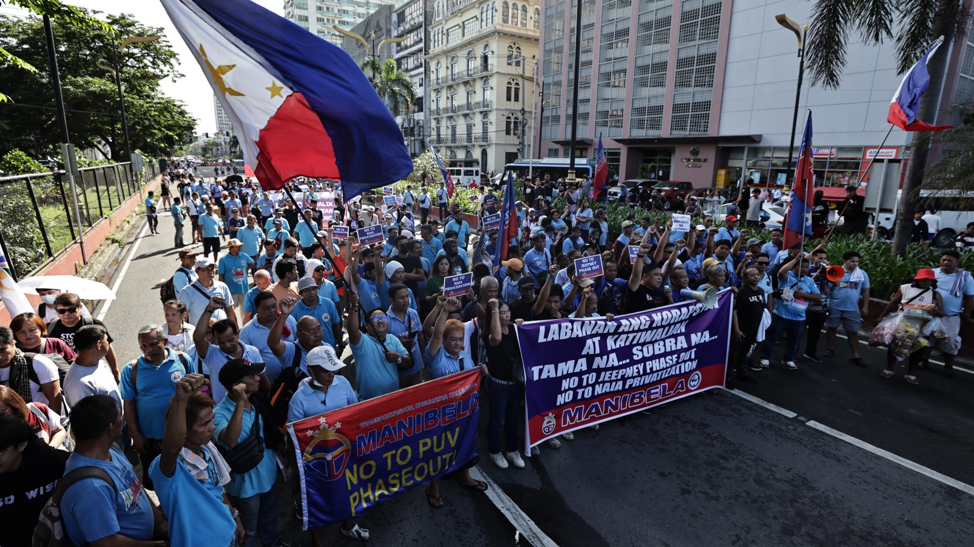 Miles de personas se manifiestan en Manila en contra de la corrupción.
EFE/EPA/FRANCIS R. MALASIG