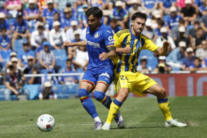 El centrocampista del Getafe CF Mauro Arambarri (i) lucha por la bola con el defensa Lucas Ahijado, del Real Oviedo. EFE/ J.J. Guillén