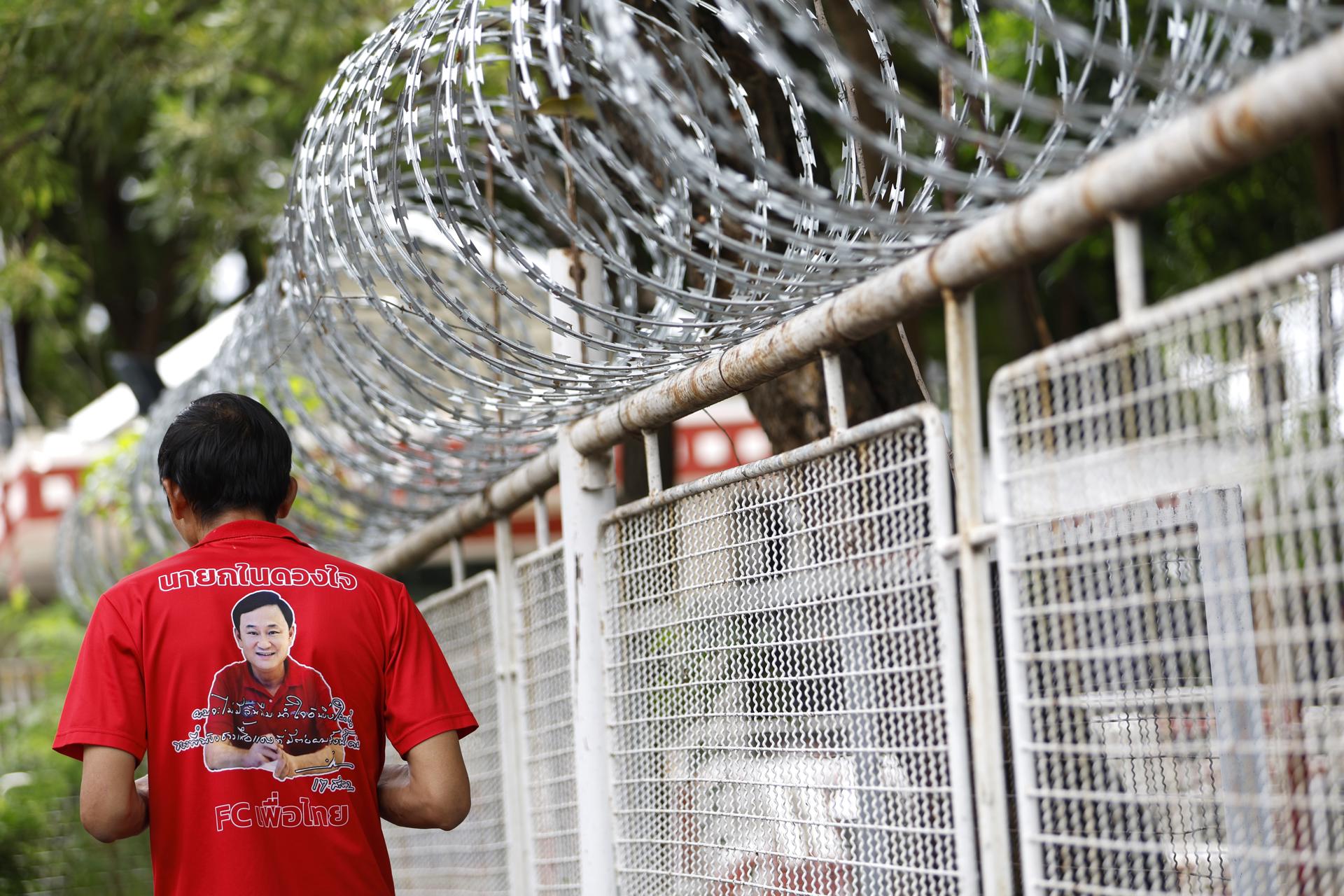 Bangkok (Thailand), 09/09/2025.- A Red Shirt supporter wears a T-shirt with a banner in Thai, translated as Thaksin, a prime minister in people’s hearts, to show support after the former premier was imprisoned at Bangkok Remand Prison in Bangkok, Thailand, 09 September 2025. Thailand’s Supreme Court has ordered former Prime Minister Thaksin Shinawatra to return to prison to serve one more year of a past conviction. The court’s Criminal Division for Holders of Political Positions ruled that Thaksin’s six-month stay in a police hospital in 2023, while serving a reduced sentence for abuse of power and conflict of interest, cannot be counted toward his jail term. (Tailandia) EFE/EPA/RUNGROJ YONGRIT
