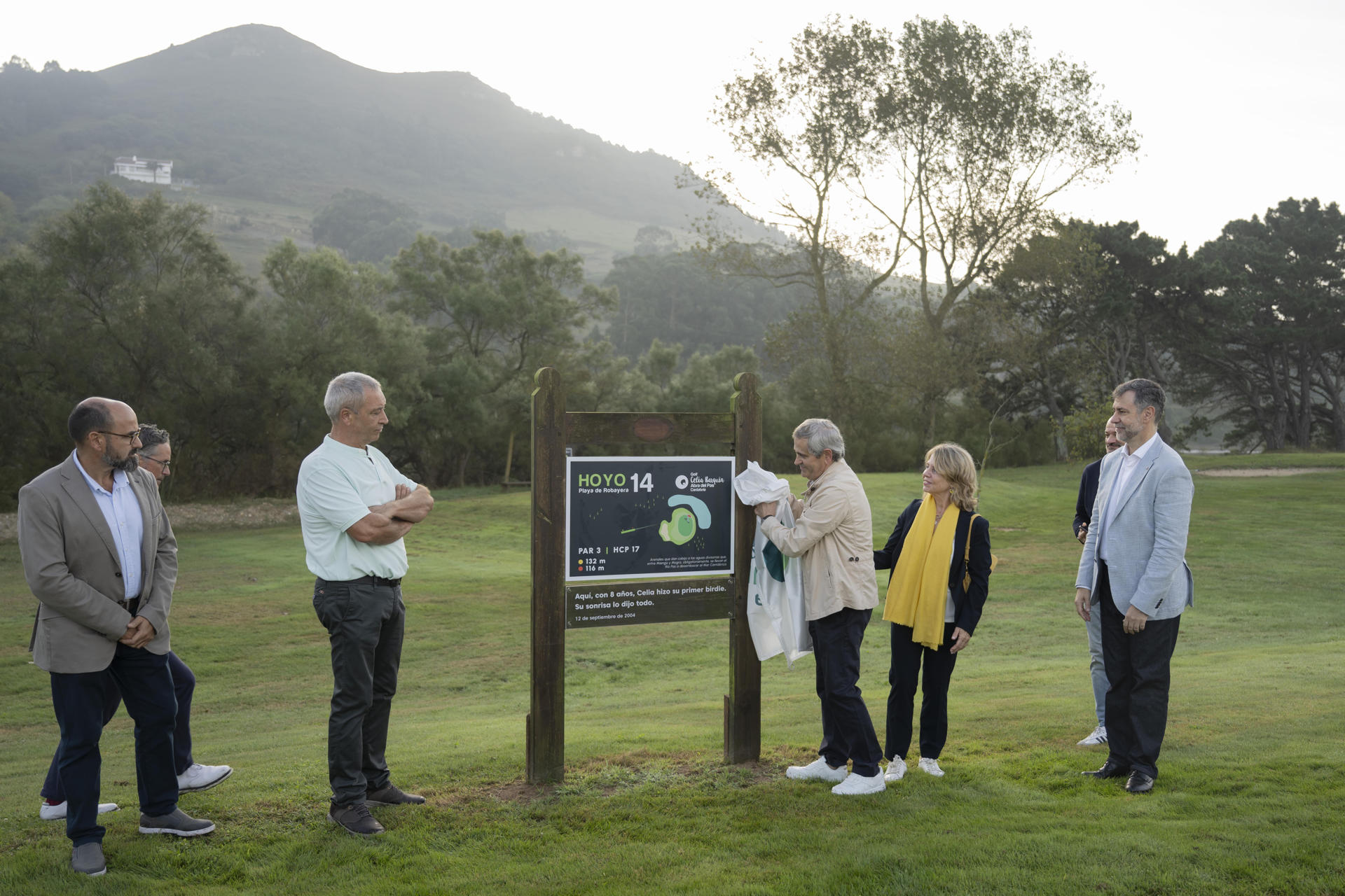 El consejero de Cultura, Turismo y Deporte del Gobierno de Cantabria, Luis Martínez Abad (d) junto a los padres de Celia Barquín, Marcos Barquín y María Ángeles Arozamena durante el homenaje a la golfista este sábado en el golf Abra de Pas de Mogro, que acoge el primer Gran Premio Celia Barquín. EFE/Pedro Puente Hoyos